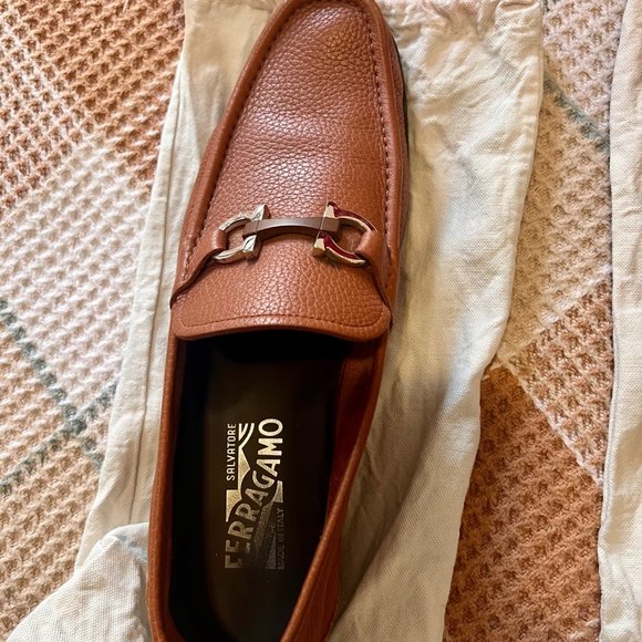 FERRAGAMO - Men's Textured Calfskin Gancini Loafer (+ LIGHT BROWN BELT) - Picture 4 of 11